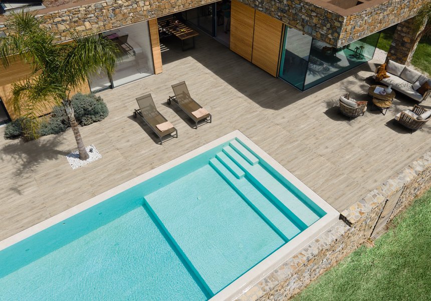 Modern outdoor stoneware flooring: the home becomes a resort