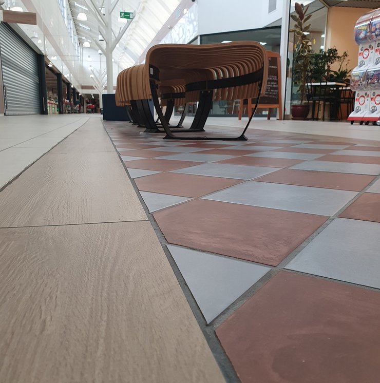 Centro comercial Auchan Les Marquises En Méru: Marca Corona porcelain stoneware tiles