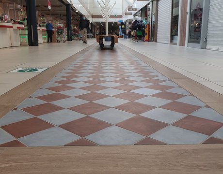 Centro comercial Auchan Les Marquises En Méru: Marca Corona porcelain stoneware tiles